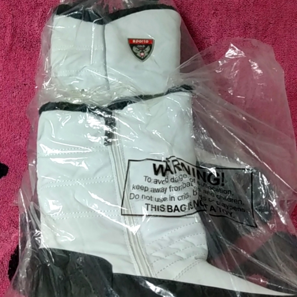 NWT WOMANS Winter boots still in plastic
